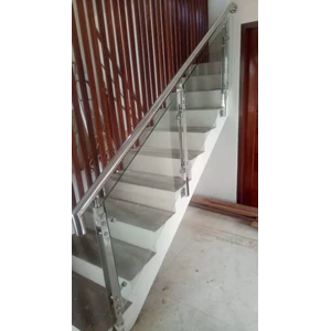 Railing Tangga Kaca Tempered dan stainless