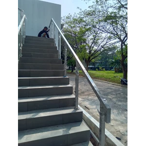 Railing Tangga Rangka stainless dan Kaca Tempered