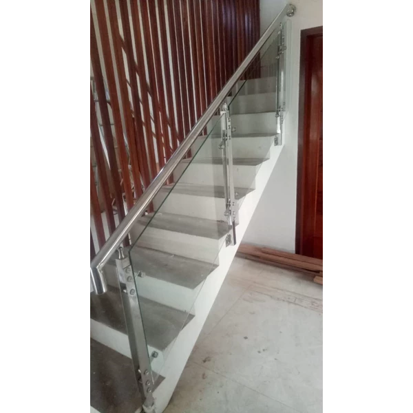 Stainless Stair Railing and Tempered Glass